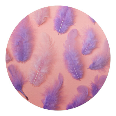 Ochranná podložka na podlahu kulatá Peří na pastelovém pozadí