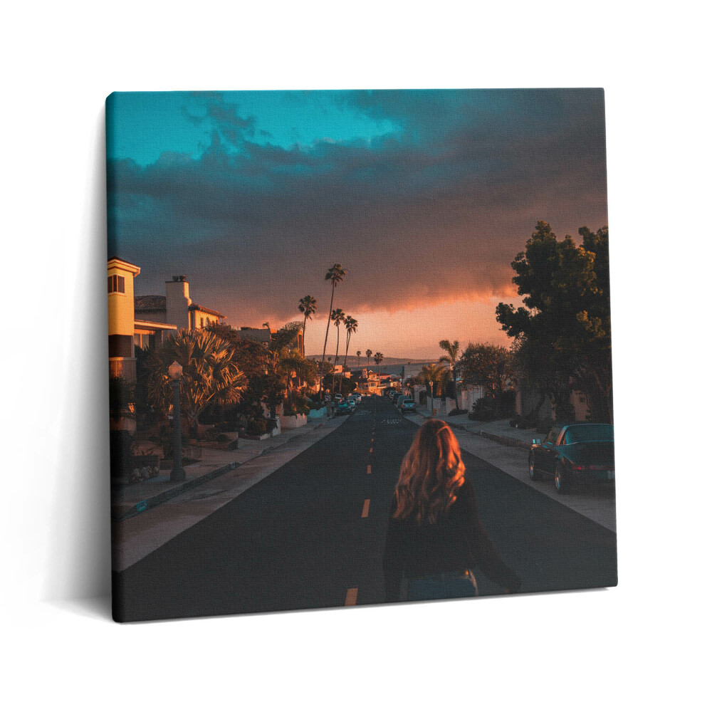 Obraz z fotografie na plátně 60x60 cm Žena uprostřed cesty