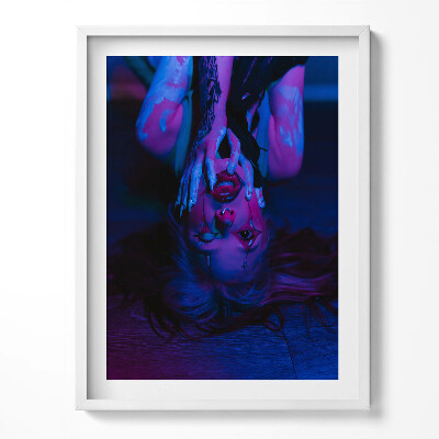 Obraz v rámu Dívka s žolíkovým tetováním