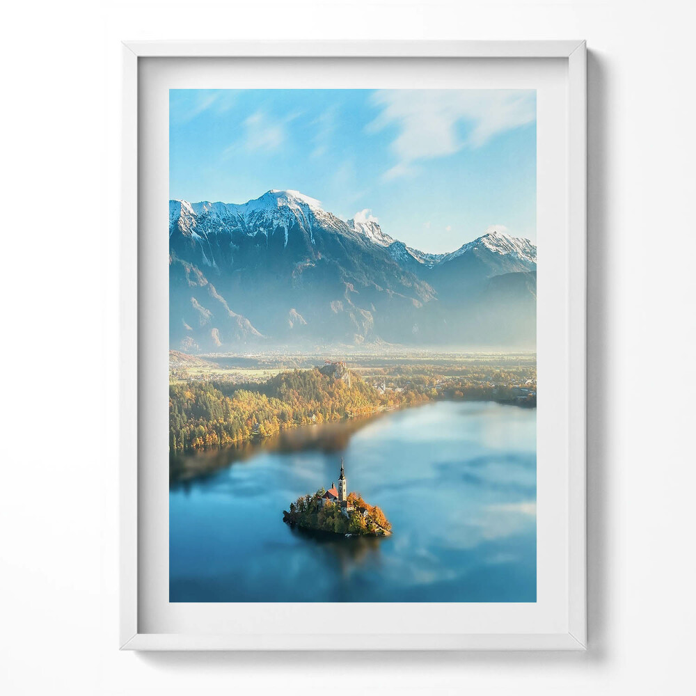 Obraz v rámu Budova na jezeře v horách