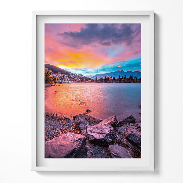 Obraz v rámu Krajina města v horách při západu slunce