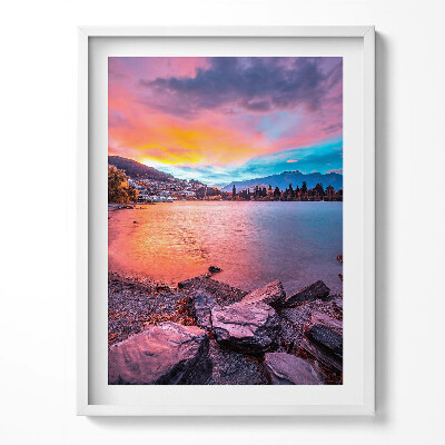 Obraz v rámu Krajina města v horách při západu slunce