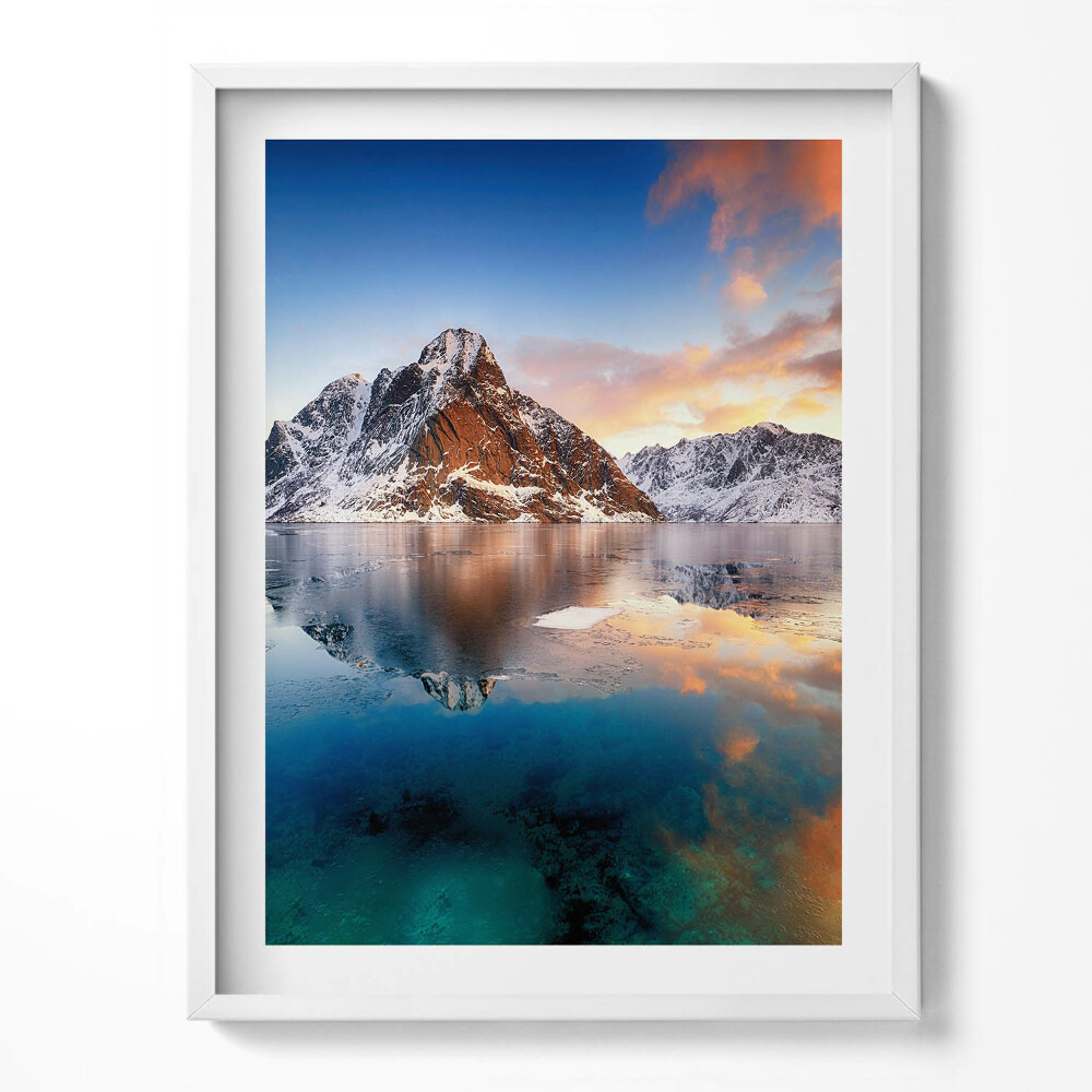 Obraz v rámu Krásná krajina vody a hor ve večerních hodinách