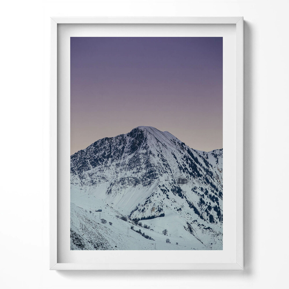 Obraz v rámu Zasněžený vrchol hory za soumraku