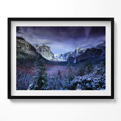 Obraz s rámem Zimní krajina hor a lesa