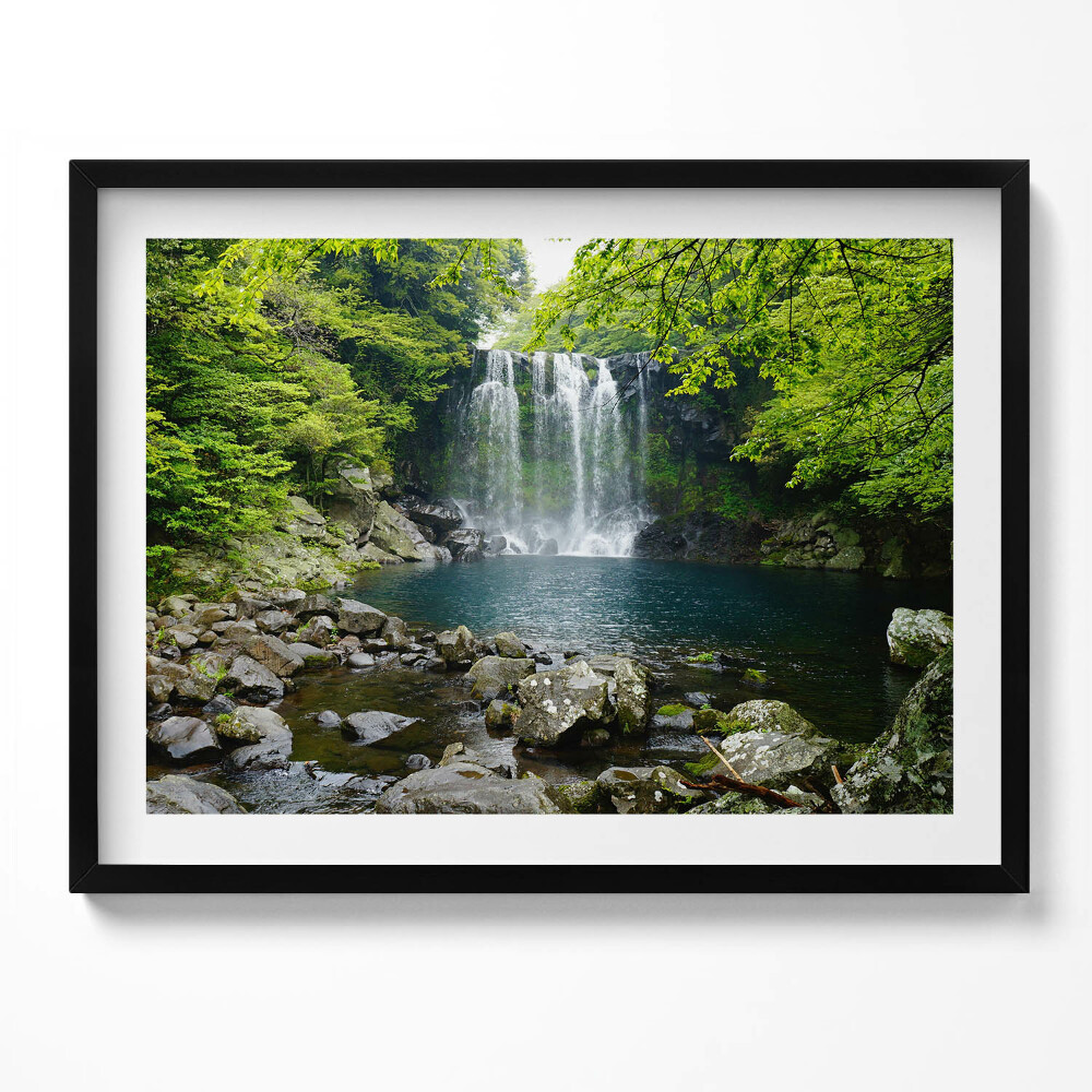 Obraz s rámem Vodopád a řeka mezi stromy