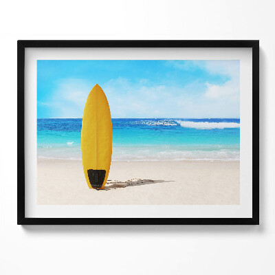 Obraz s rámem Žluté surfovací prkno na pláži na pozadí moře