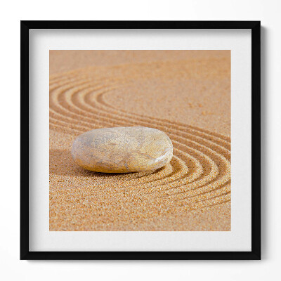 Obraz v rámu efektivní Osamělý kámen v písku - zen