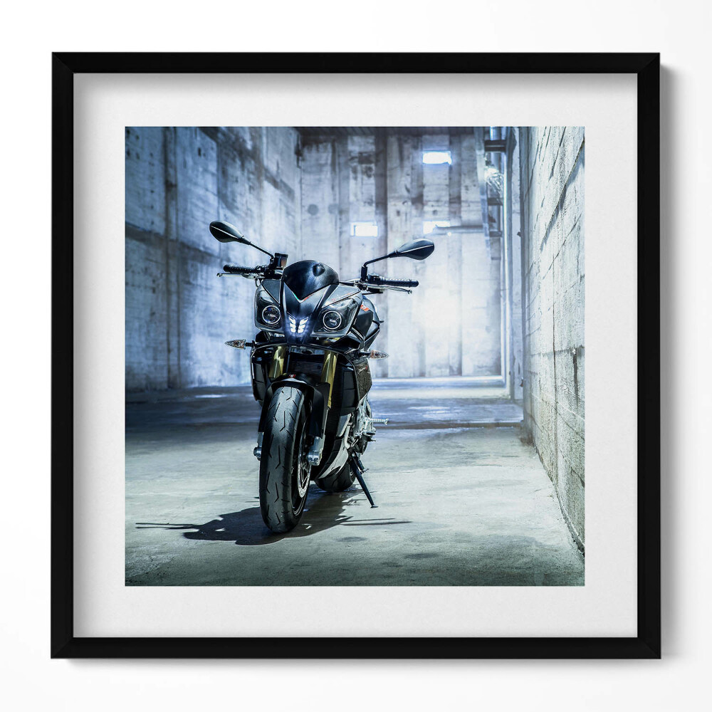Obraz v rámu efektivní Motocykl v betonové uličce města