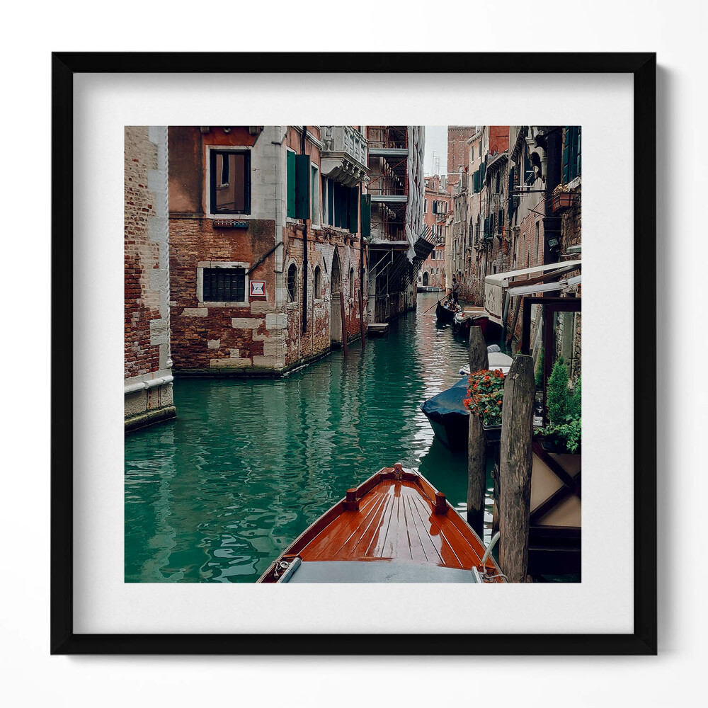Obraz v rámu efektivní Loď mezi kanály v Benátkách
