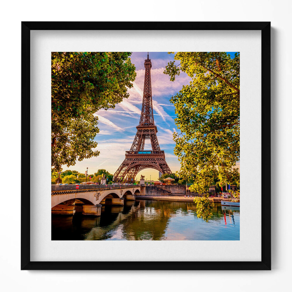 Obraz v rámu efektivní Eiffelova věž mezi stromy