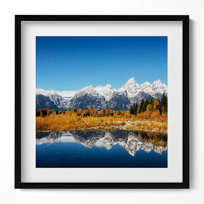 Obraz v rámu efektivní Horské jezero a podzimní stromy