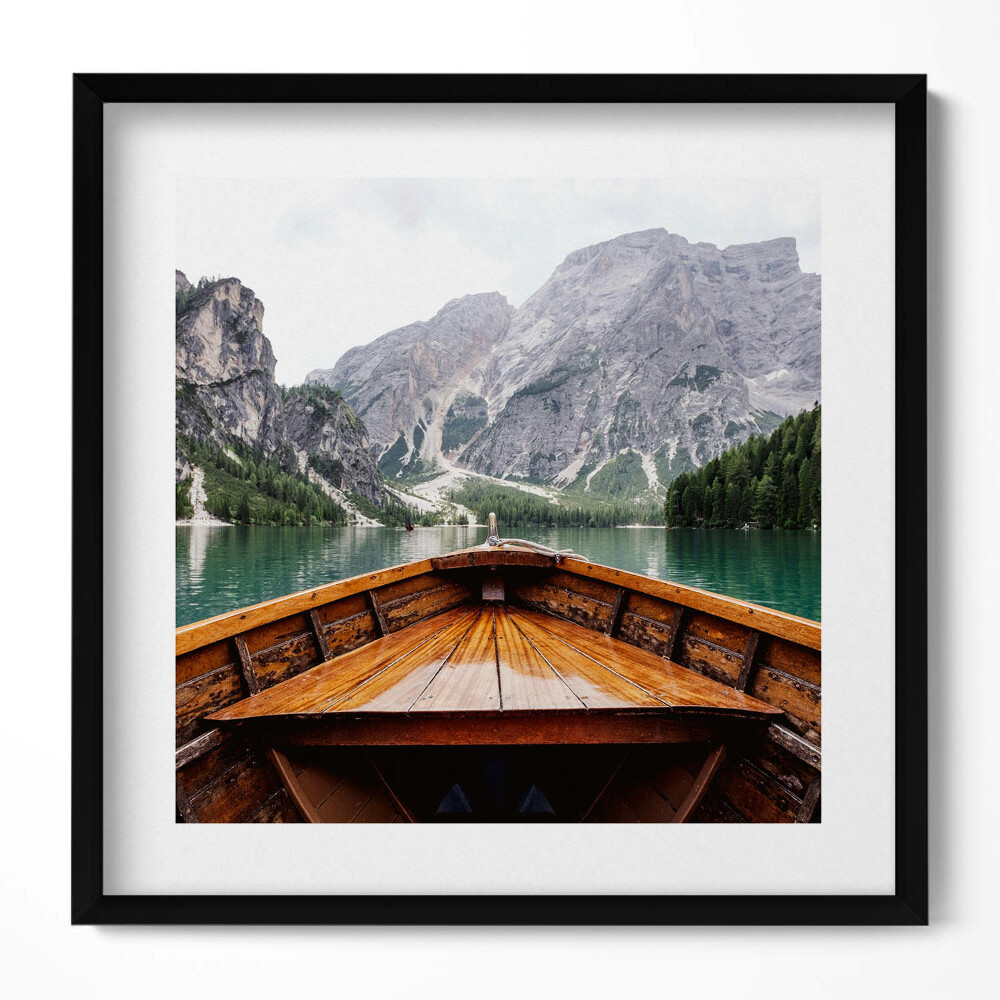 Obraz v rámu efektivní Loď na horském jezeře