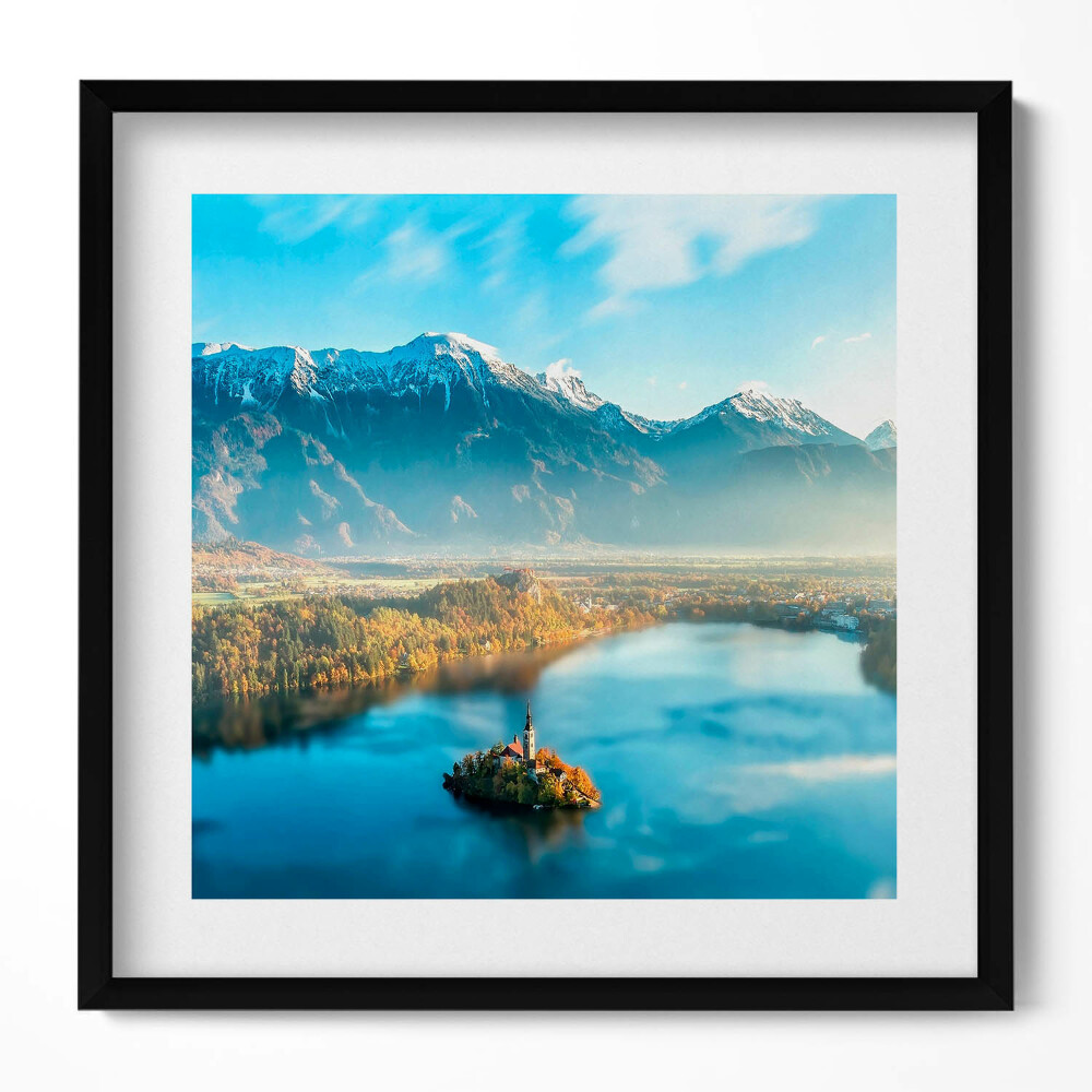 Obraz v rámu efektivní Budova na jezeře v horách