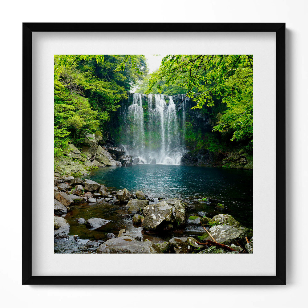 Obraz v rámu efektivní Vodopád a řeka mezi stromy