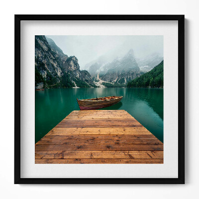 Obraz v rámu efektivní Krajina - molo, loď, jezero, lesy a hory