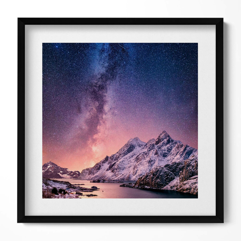 Obraz v rámu efektivní Aurora a hvězdná obloha nad horami