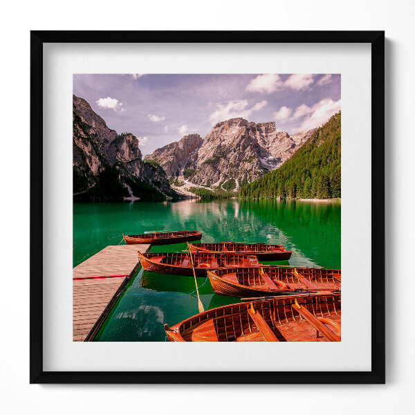 Obraz v rámu efektivní Dřevěné lodě na jezeře v horách