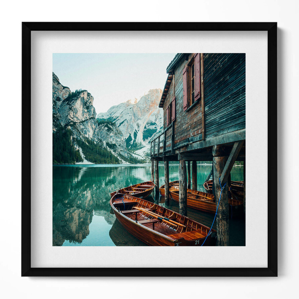 Obraz v rámu efektivní Horská chata na jezeře a loď