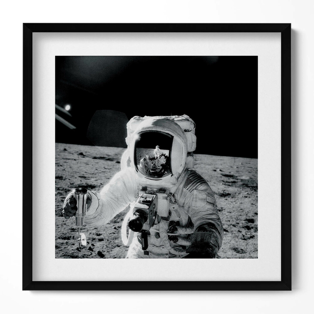 Obraz v rámu efektivní Astronaut na Měsíci - foto NASA