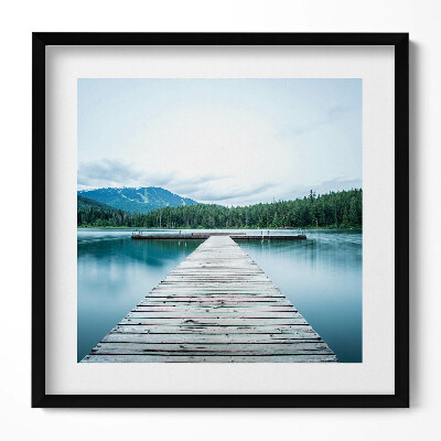 Obraz v rámu efektivní Dřevěné molo na jezeře v horách