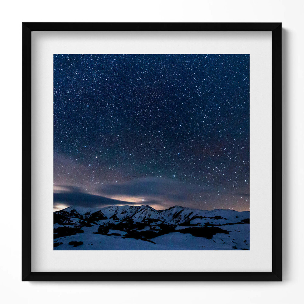 Obraz v rámu efektivní Hvězdy na obloze v noci v horách