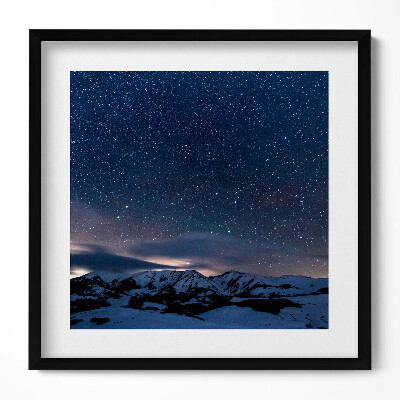 Obraz v rámu efektivní Hvězdy na obloze v noci v horách