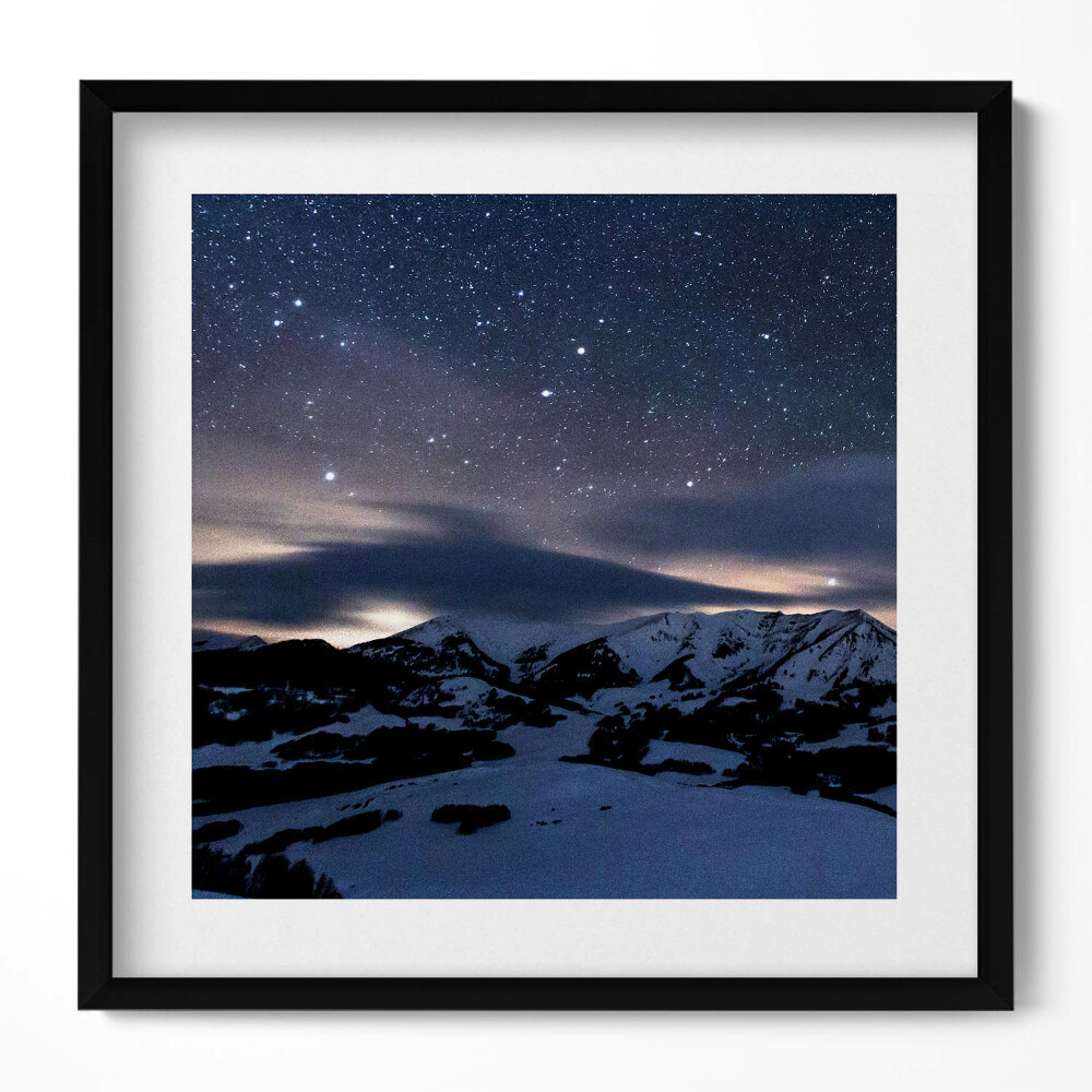 Obraz v rámu efektivní Hvězdy na obloze v noci v horách