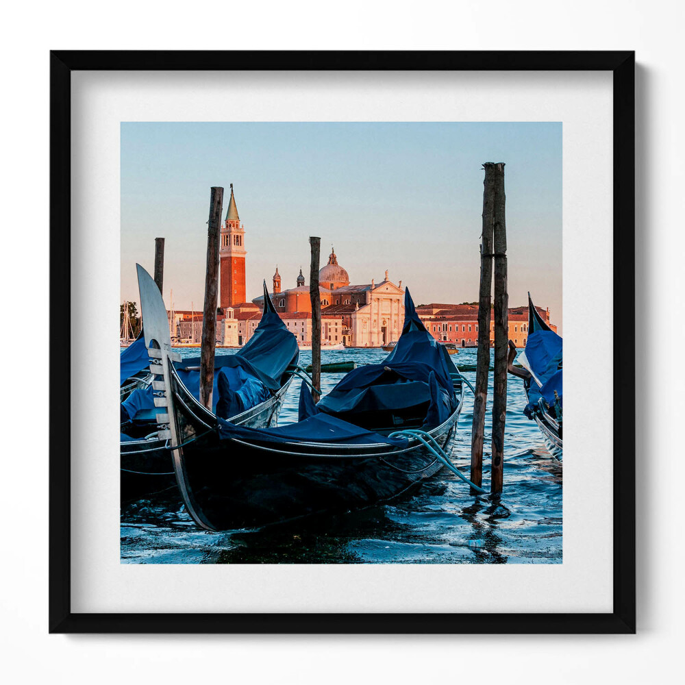 Obraz v rámu efektivní Benátské gondoly na vodě, Itálie