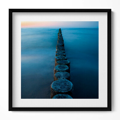 Obraz v rámu efektivní Dřevěné hromady v moři