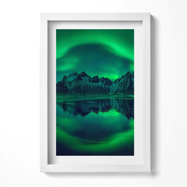 Obraz s rámem elegantní Polární záře - zrcadlový odraz