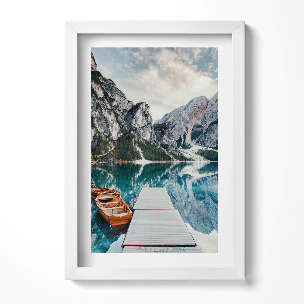 Obraz s rámem elegantní Loď na jezeře v horách