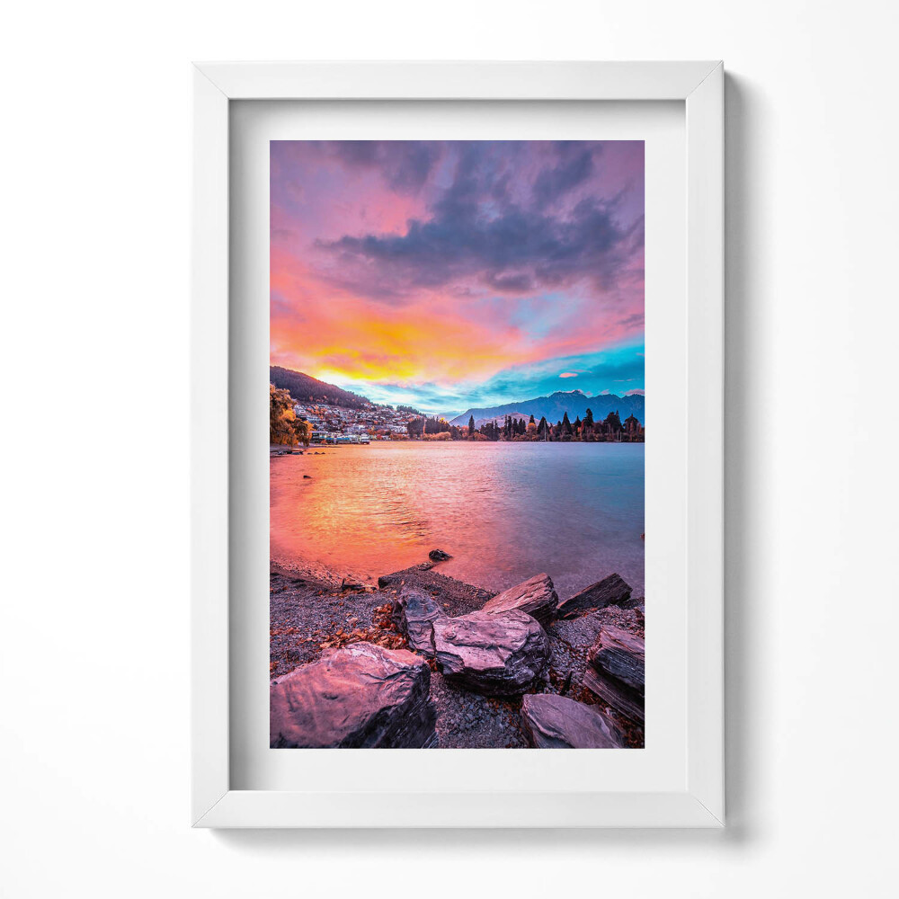 Obraz s rámem elegantní Krajina města v horách při západu slunce