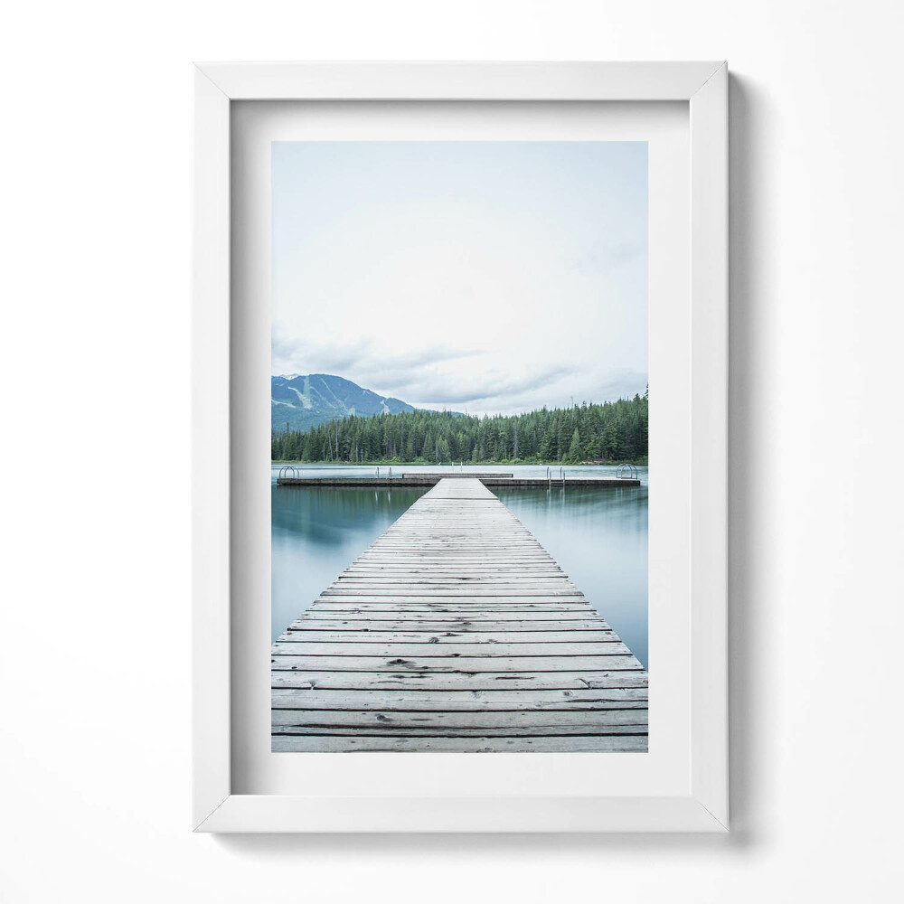 Obraz s rámem elegantní Dřevěné molo na jezeře v horách