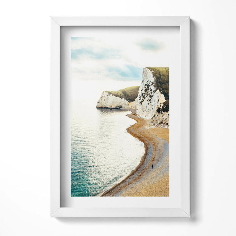 Obraz s rámem elegantní Klidná pláž na úpatí útesů