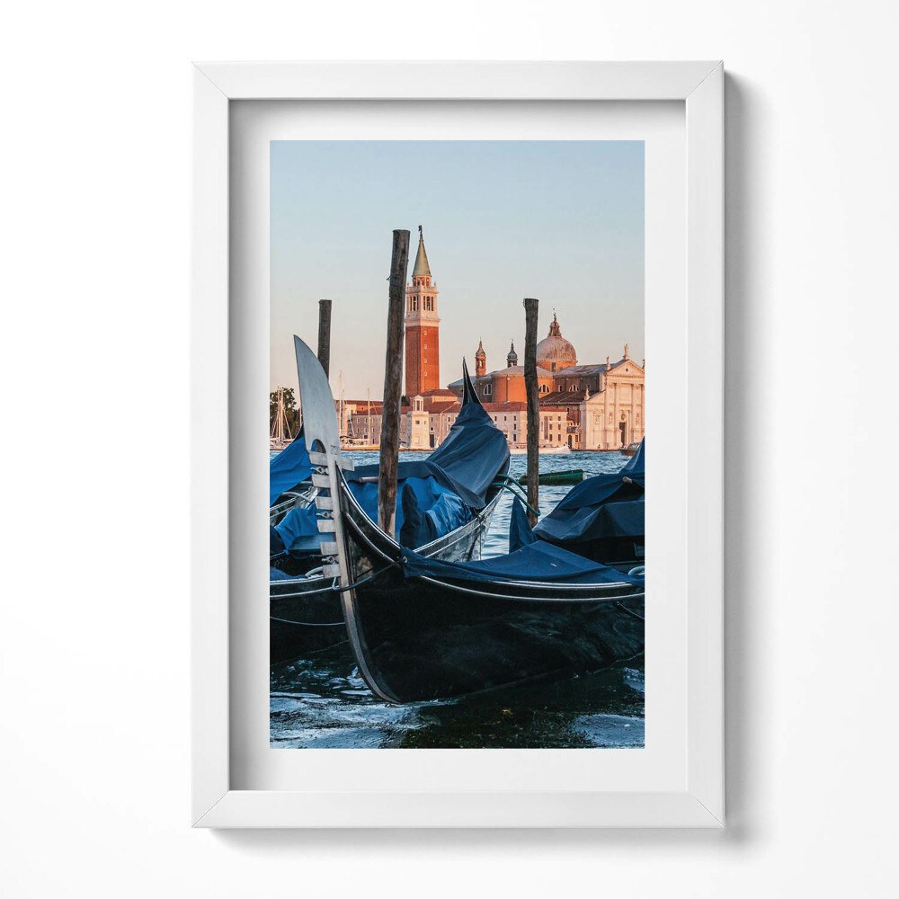 Obraz s rámem elegantní Benátské gondoly na vodě, Itálie