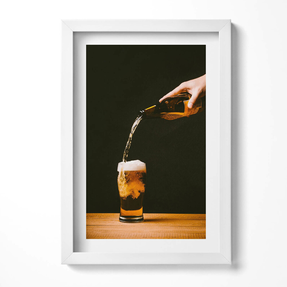 Obraz s rámem elegantní Nalévání piva do hrnku