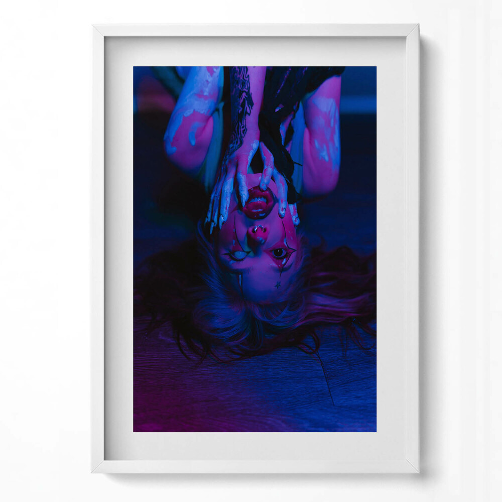 Obraz v rámu dekorativní Dívka s žolíkovým tetováním