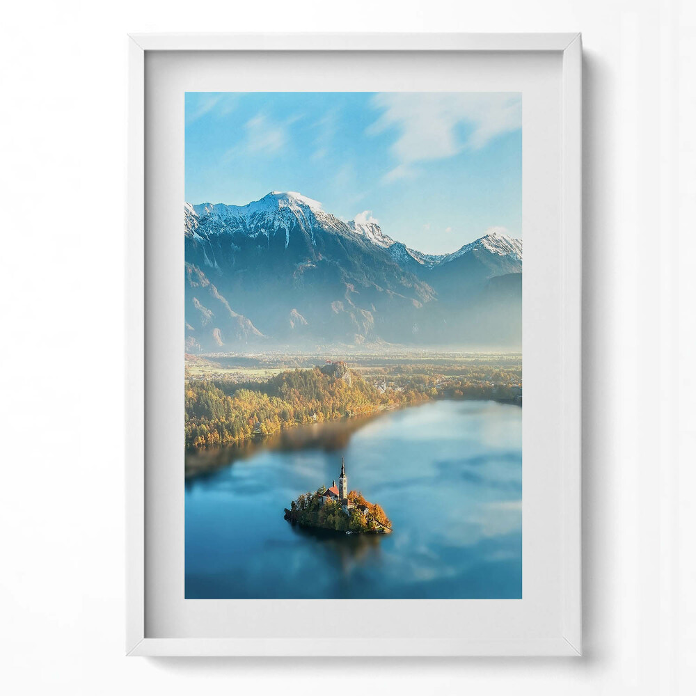 Obraz v rámu dekorativní Budova na jezeře v horách