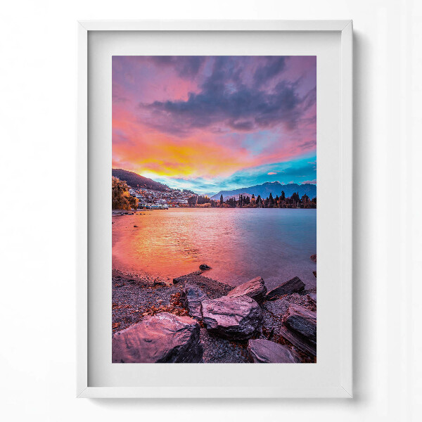 Obraz v rámu dekorativní Krajina města v horách při západu slunce