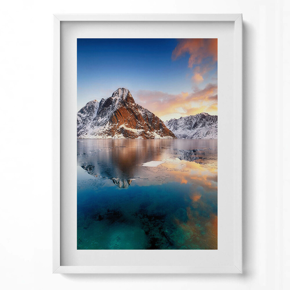 Obraz v rámu dekorativní Krásná krajina vody a hor ve večerních hodinách