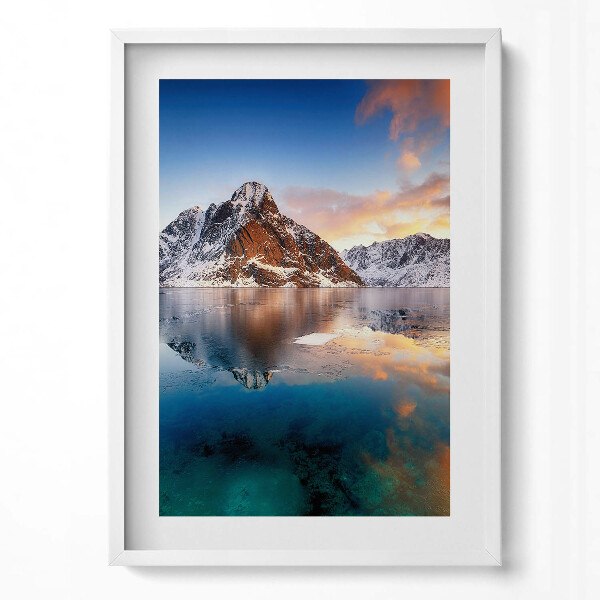 Obraz v rámu dekorativní Krásná krajina vody a hor ve večerních hodinách