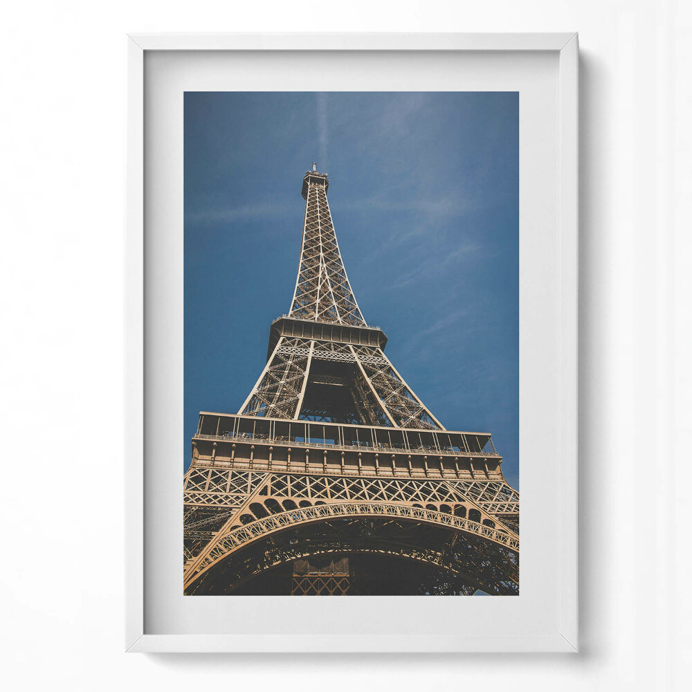 Obraz v rámu dekorativní Pohled zespodu na Eiffelovu věž v Paříži