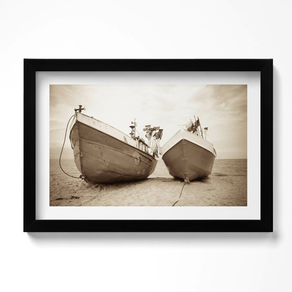 Obraz s rámem dekorativní Dvě lodě na pláži - sépie