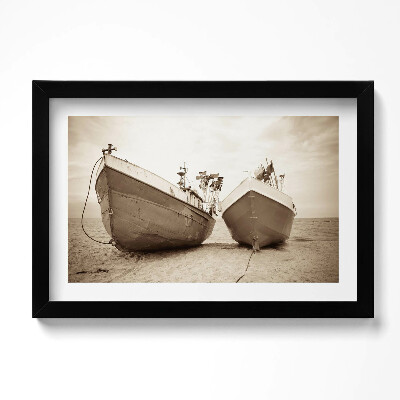 Obraz s rámem dekorativní Dvě lodě na pláži - sépie