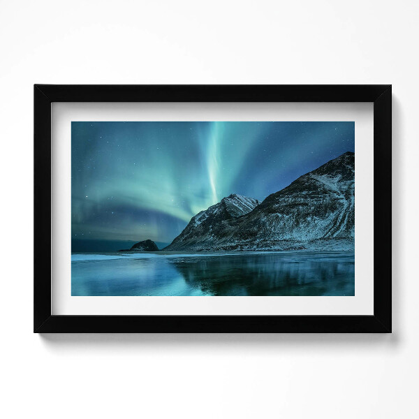 Obraz s rámem dekorativní Polární záře nad horami a vodou