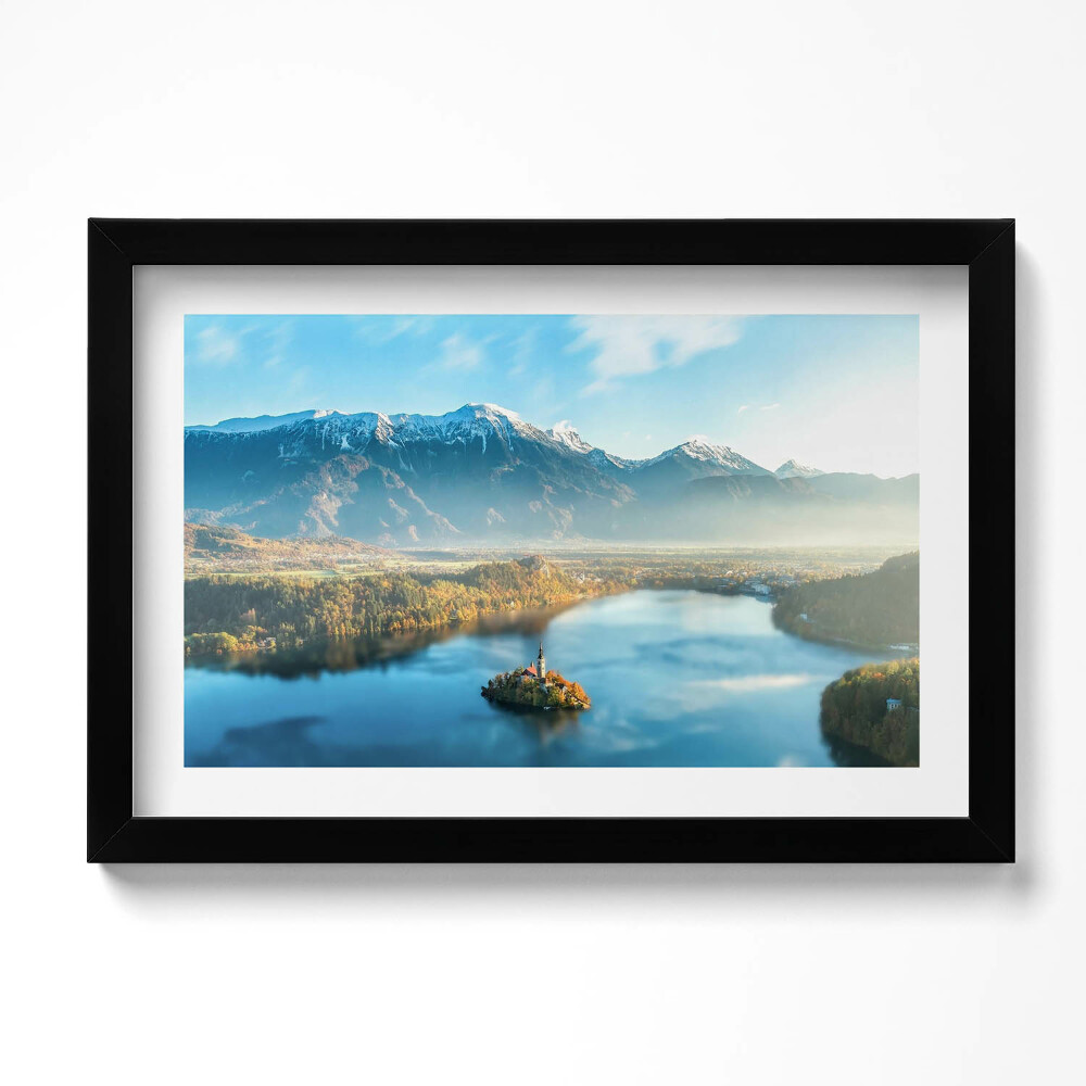 Obraz s rámem dekorativní Budova na jezeře v horách