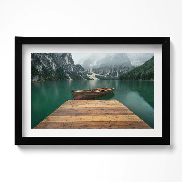 Obraz s rámem dekorativní Krajina - molo, loď, jezero, lesy a hory