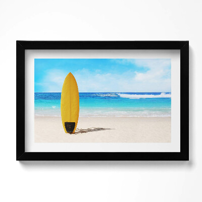 Obraz s rámem dekorativní Žluté surfovací prkno na pláži na pozadí moře