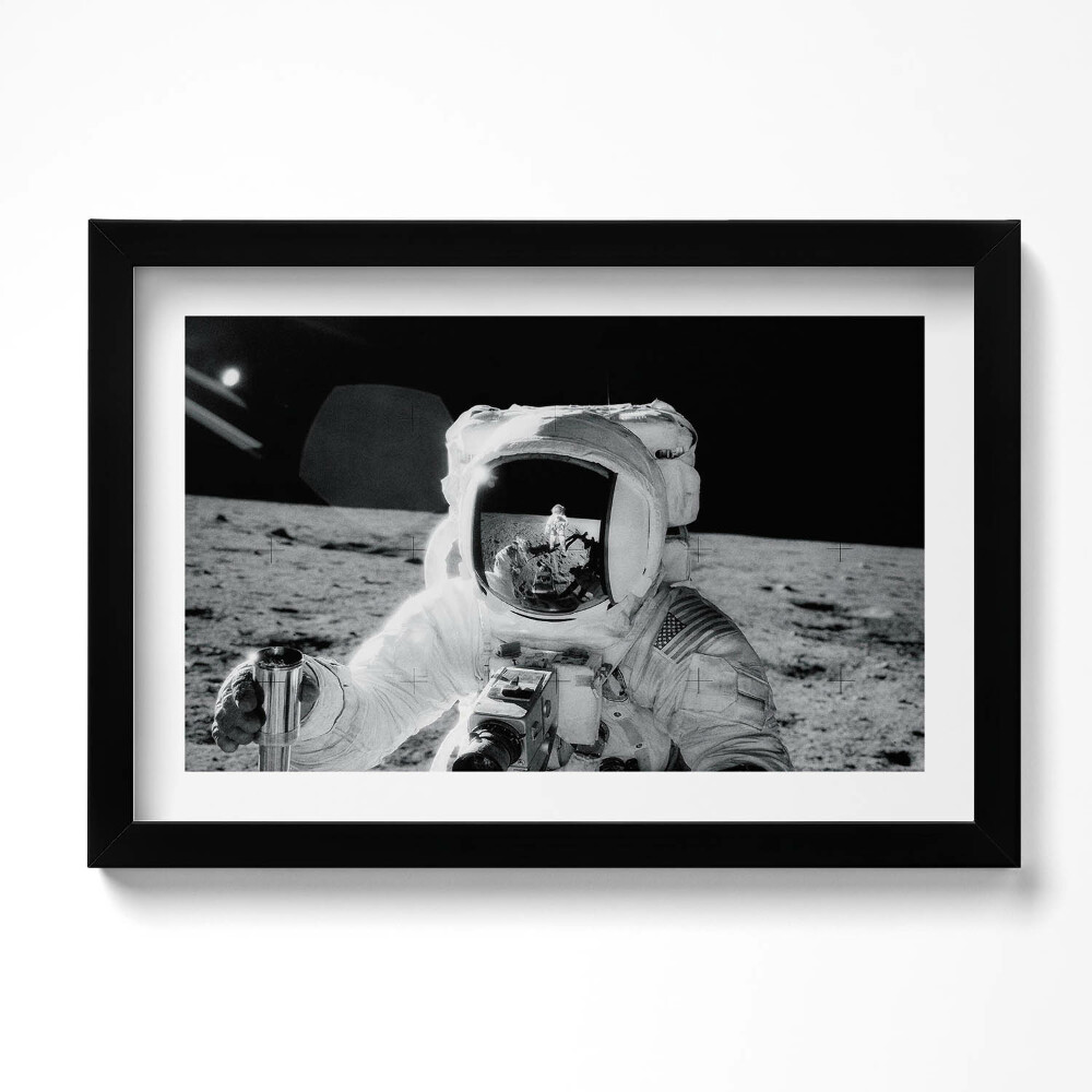 Obraz s rámem dekorativní Astronaut na Měsíci - foto NASA